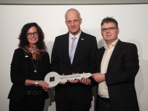 Mit der symbolischen Schlüsselübergabe wurde gestern die neue Schulmensa im Burbacher Schulzentrum offiziell ihrer Bestimmung übergeben: Schulleiterin Mechthild Ermert-Heinz, Bürgermeister Christoph Ewers und Architekt Matthias Klein.