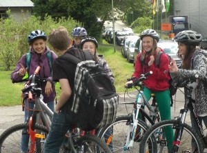 Eigentlich wollen die vier Mädchen auch so cool sein wie ihr neuer Mitschüler – Einfach mal keinen Helm tragen!  