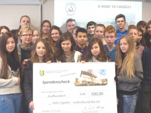 Spendenübergabe an Daniele Spies (2.v.l.) von Utho Ngathi e.V.